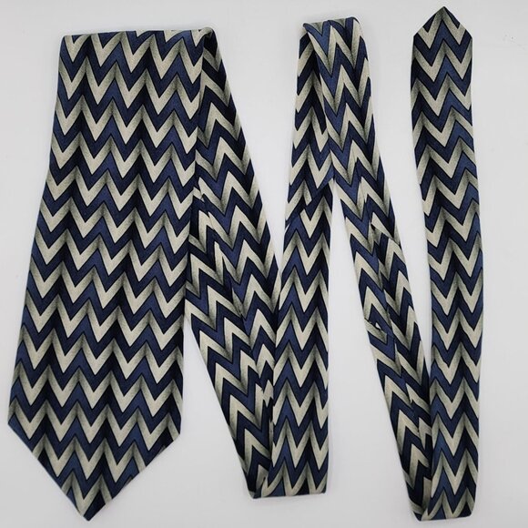 Chevron Zig-zag Tie by Brandini Necktie Blue White Silk 4" Wide 58" Long - Picture 1 of 4